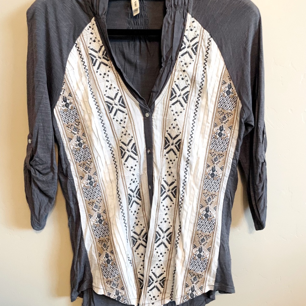 Anthropologie grey & white embroidered blouse Sz M